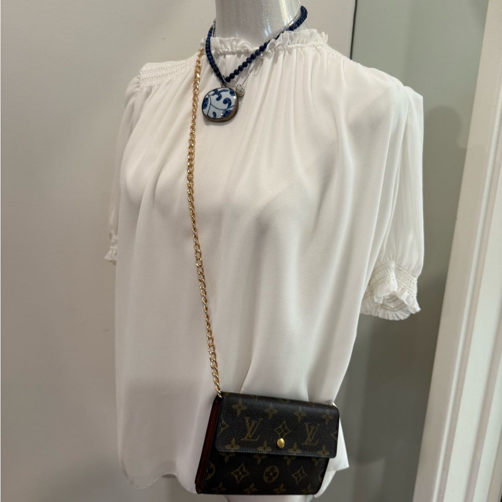 Rare Louis Vuitton Monogram wallet (with unbranded Chain)